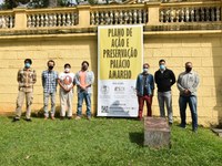 Banner que firma parceria da Câmara Municipal com a UERJ é colocado na fachada do Palácio Amarelo