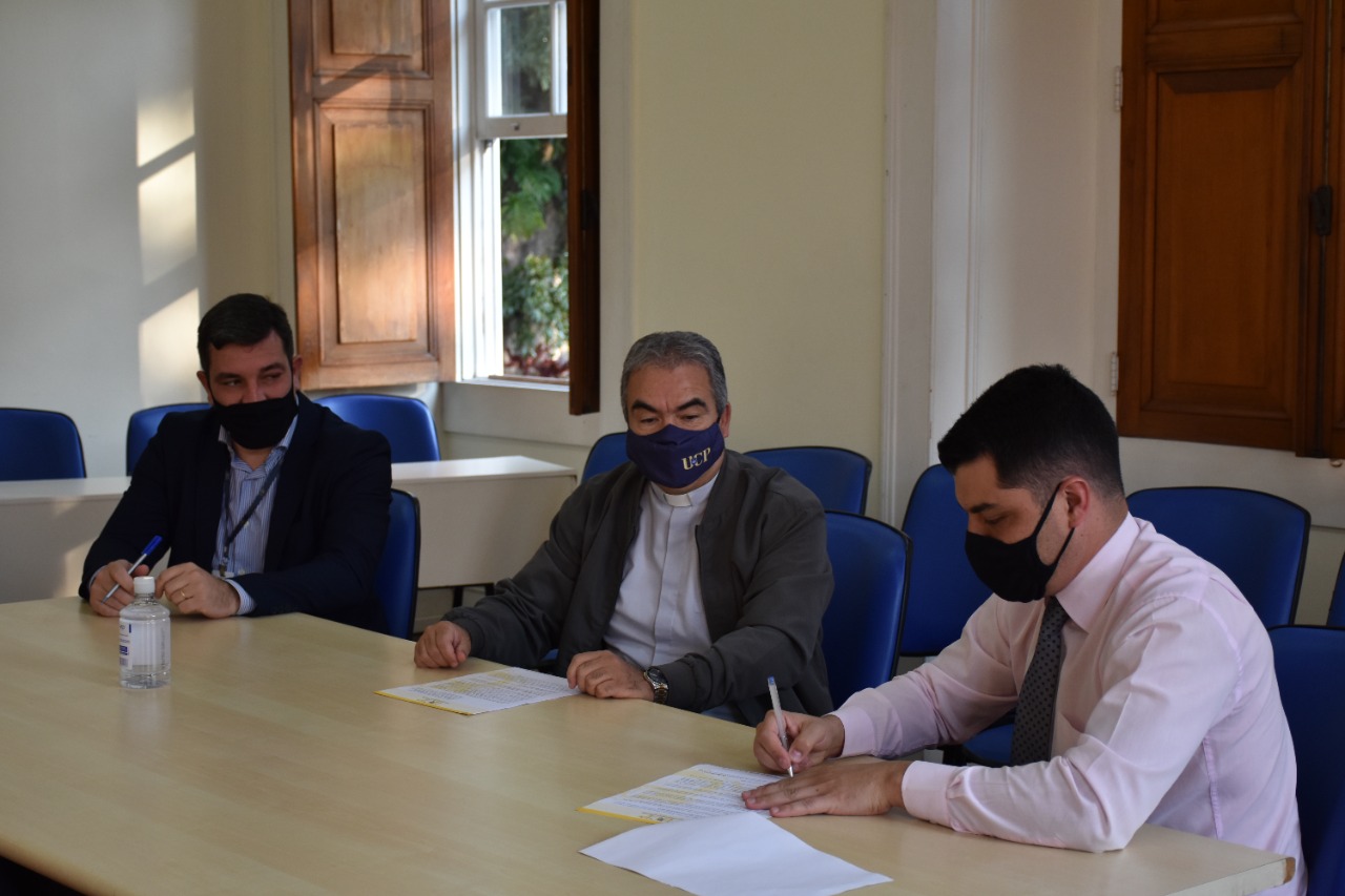 Câmara Municipal de Petrópolis assina parceria com a Universidade Católica de Petrópolis