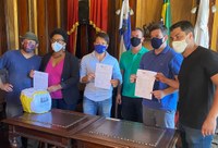 Câmara Municipal entrega à Secretaria de Assistência Social cartões alimentação doados pelo legislativo do Rio