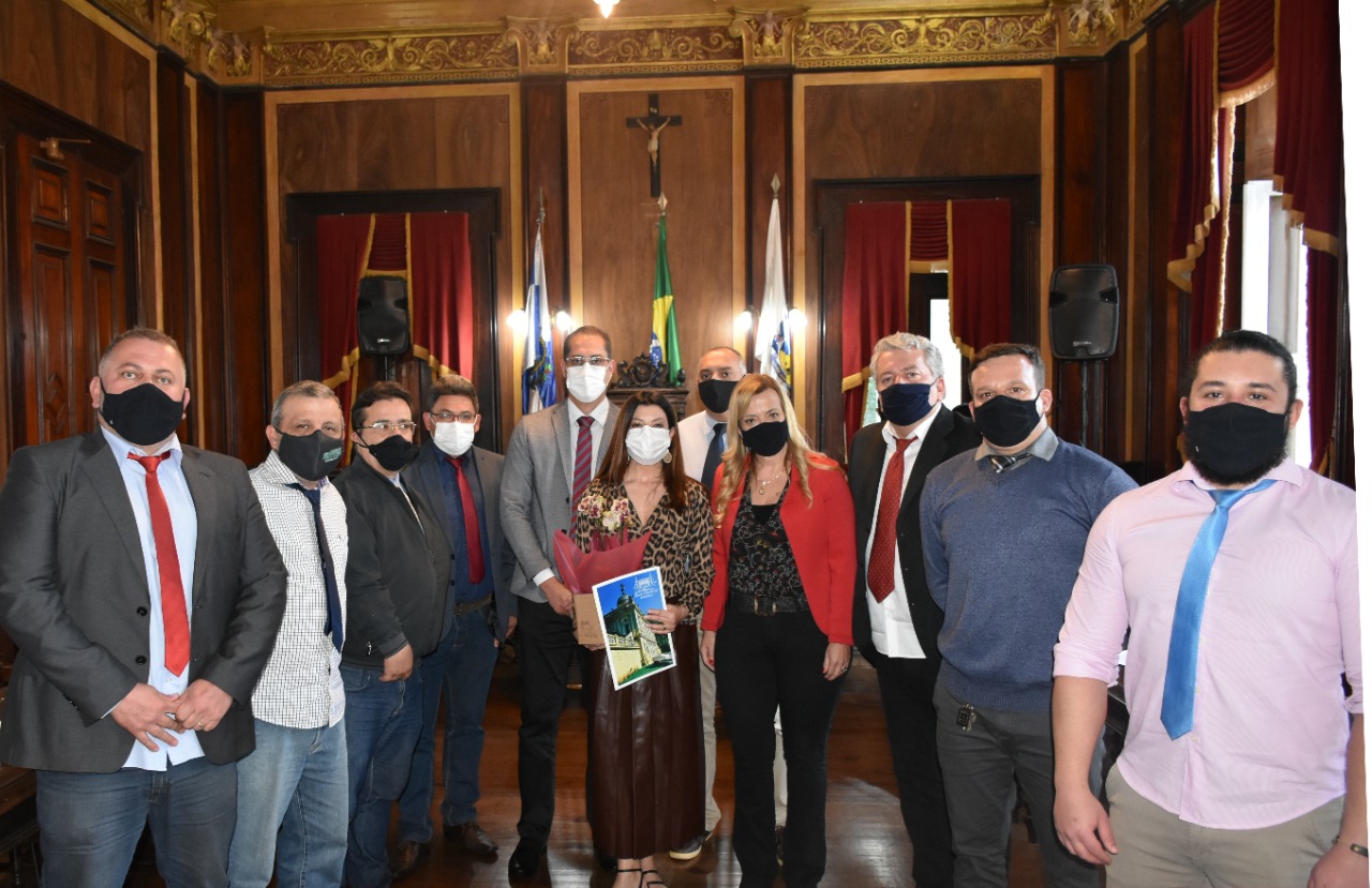 Câmara Municipal homenageia a Defensora Pública, Dra Andrea Carius