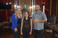Câmara Municipal recebe a escritora Laís Corrêa, autora do livro “Por Um Triz”