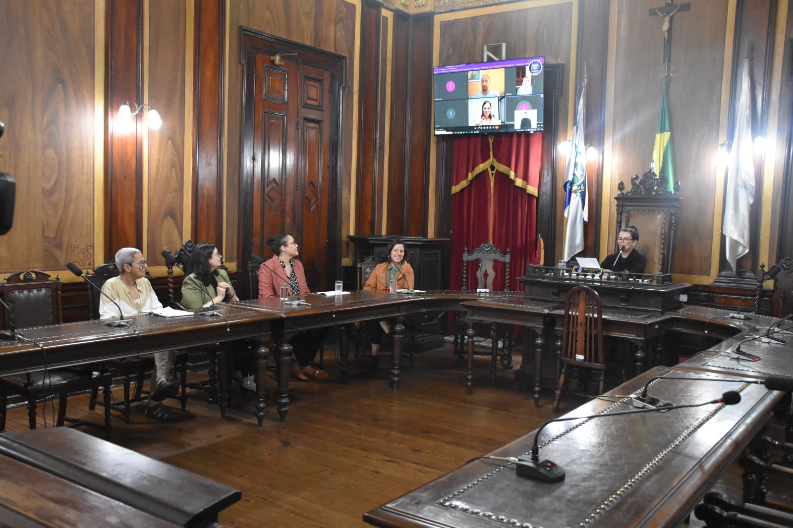 Câmara Municipal reúne especialistas para debate sobre tratamento alternativo para demência