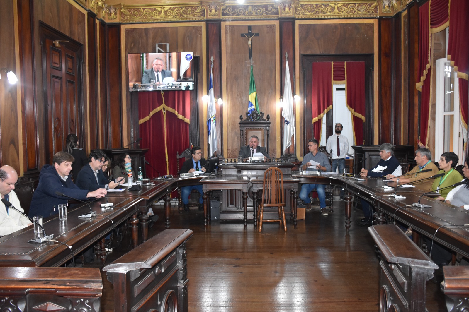 Em audiência pública na Câmara Municipal, concessionárias se comprometem em rever cobranças de luz e água em imóveis interditados