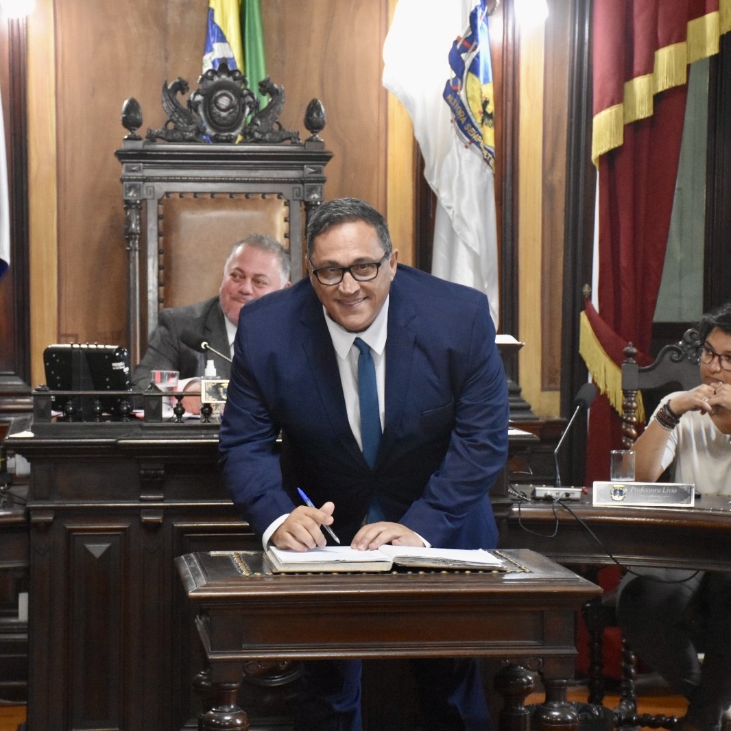 Henrique Laranja (PP) toma posse como vereador em Petrópolis