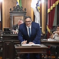 Henrique Laranja (PP) toma posse como vereador em Petrópolis