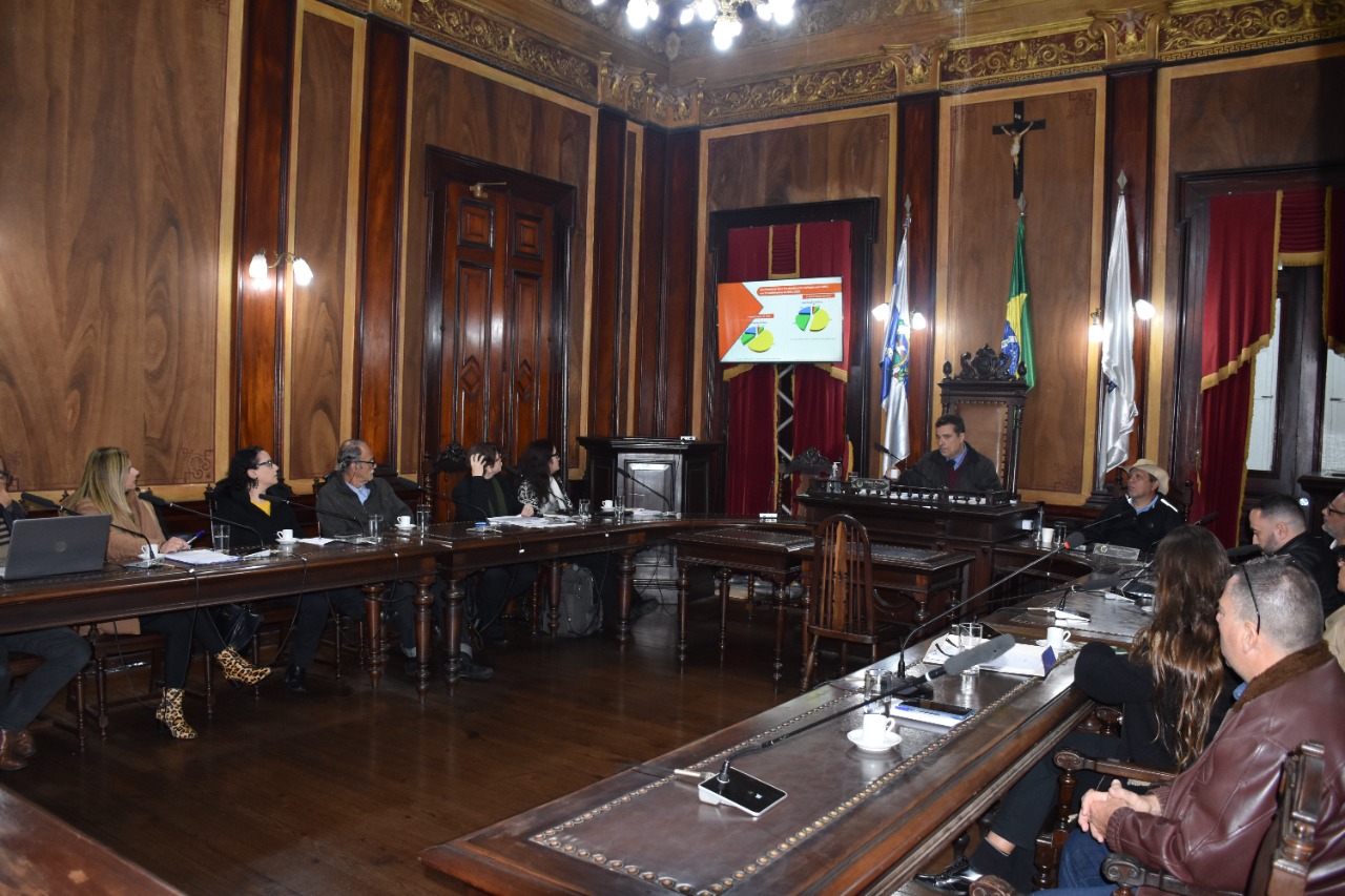 Presidente da Comissão em Defesa da Saúde da Câmara cobra, em audiência pública, reposição de médicos nos PSFs e melhorias no Cerest