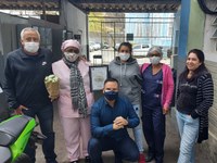 Primeira vacinada da cidade é homenageada