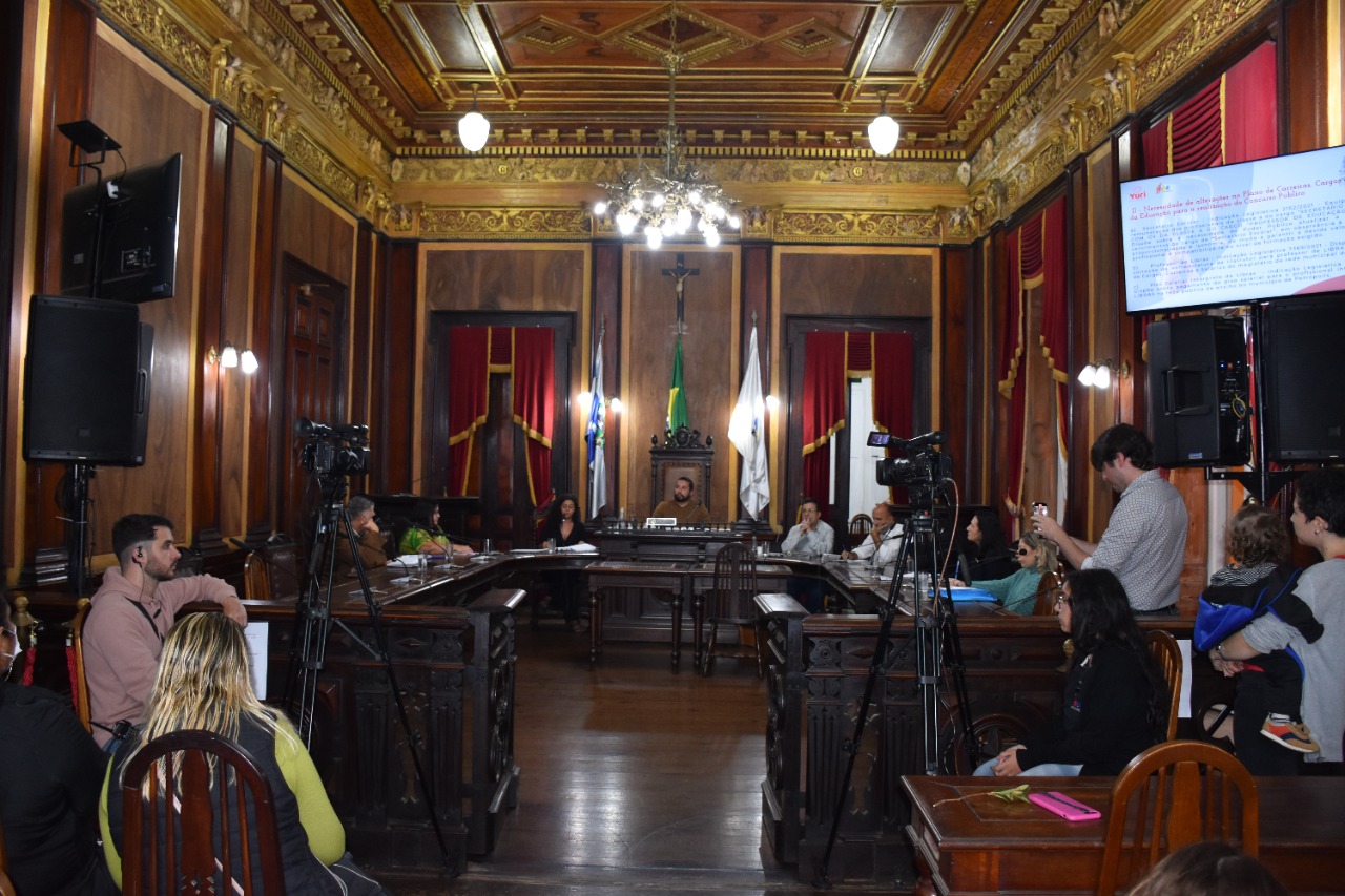 Profissionais da Educação defendem ampliação do concurso público para a Educação em audiência pública na Câmara Municipal