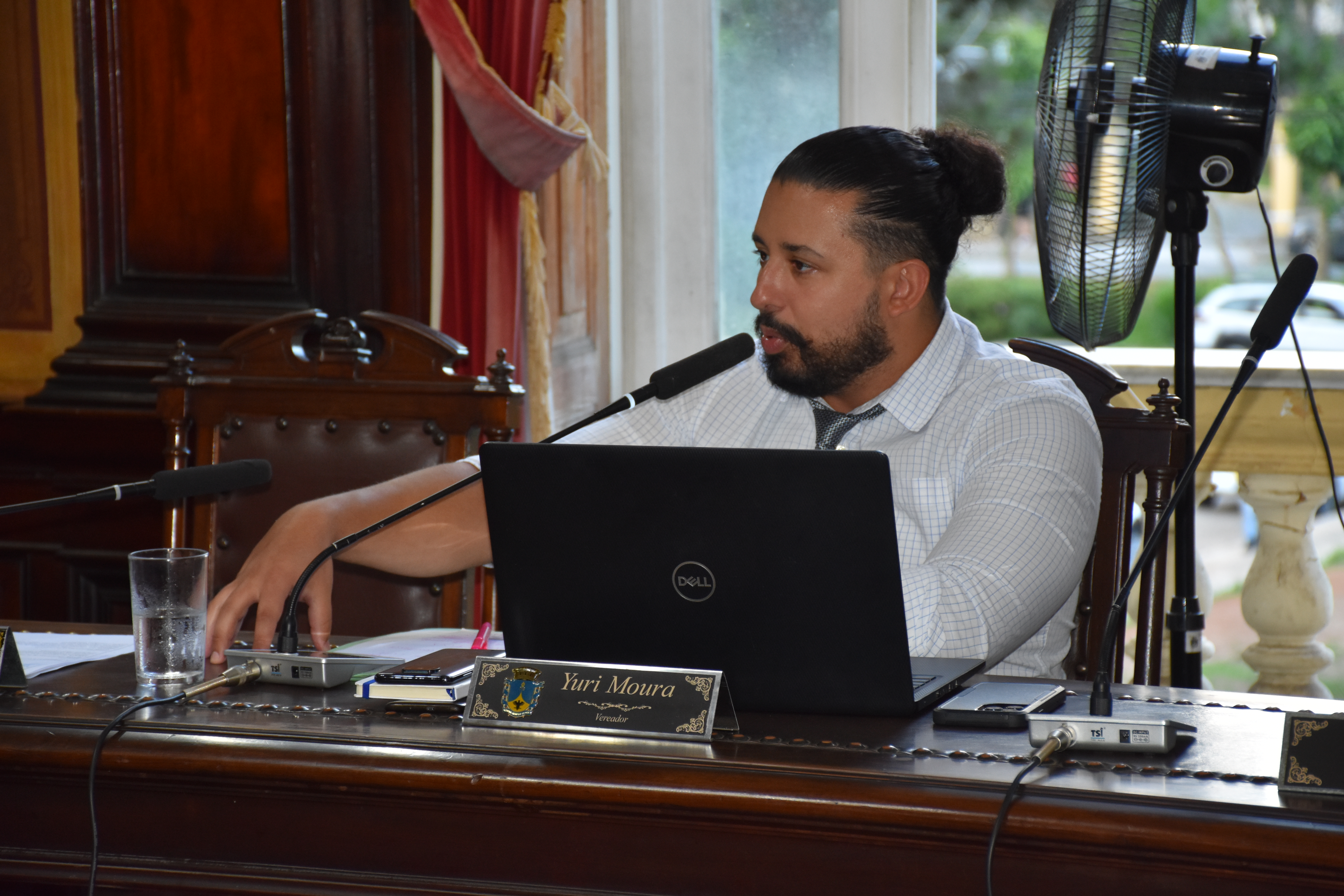 Projeto aprovado cria selo e incentivos fiscais a empresas que estenderem licença paternidade e maternidade