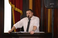 Projeto que proíbe linguagem neutra no ensino público é aprovado na Câmara