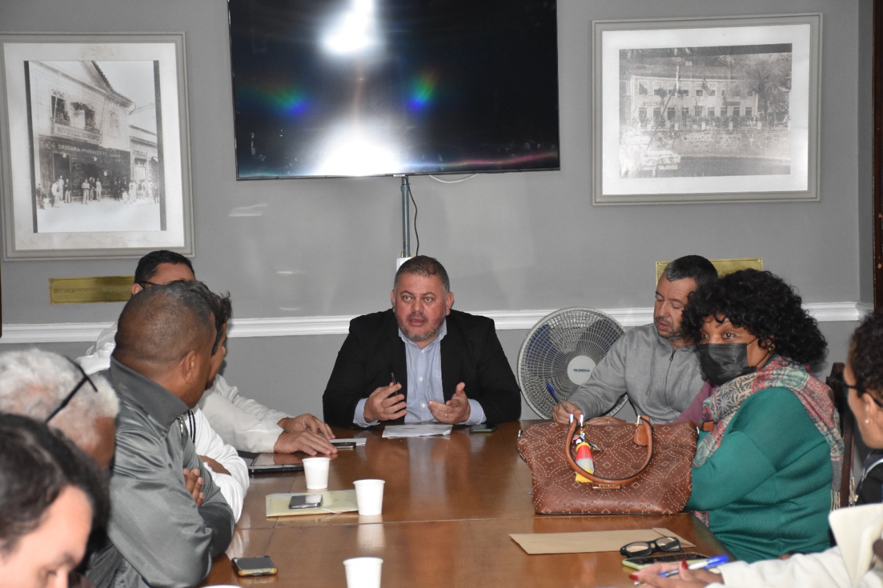 Vereador Junior Coruja reúne líderes comunitários para debater sobre o retorno de 100% da frota de ônibus