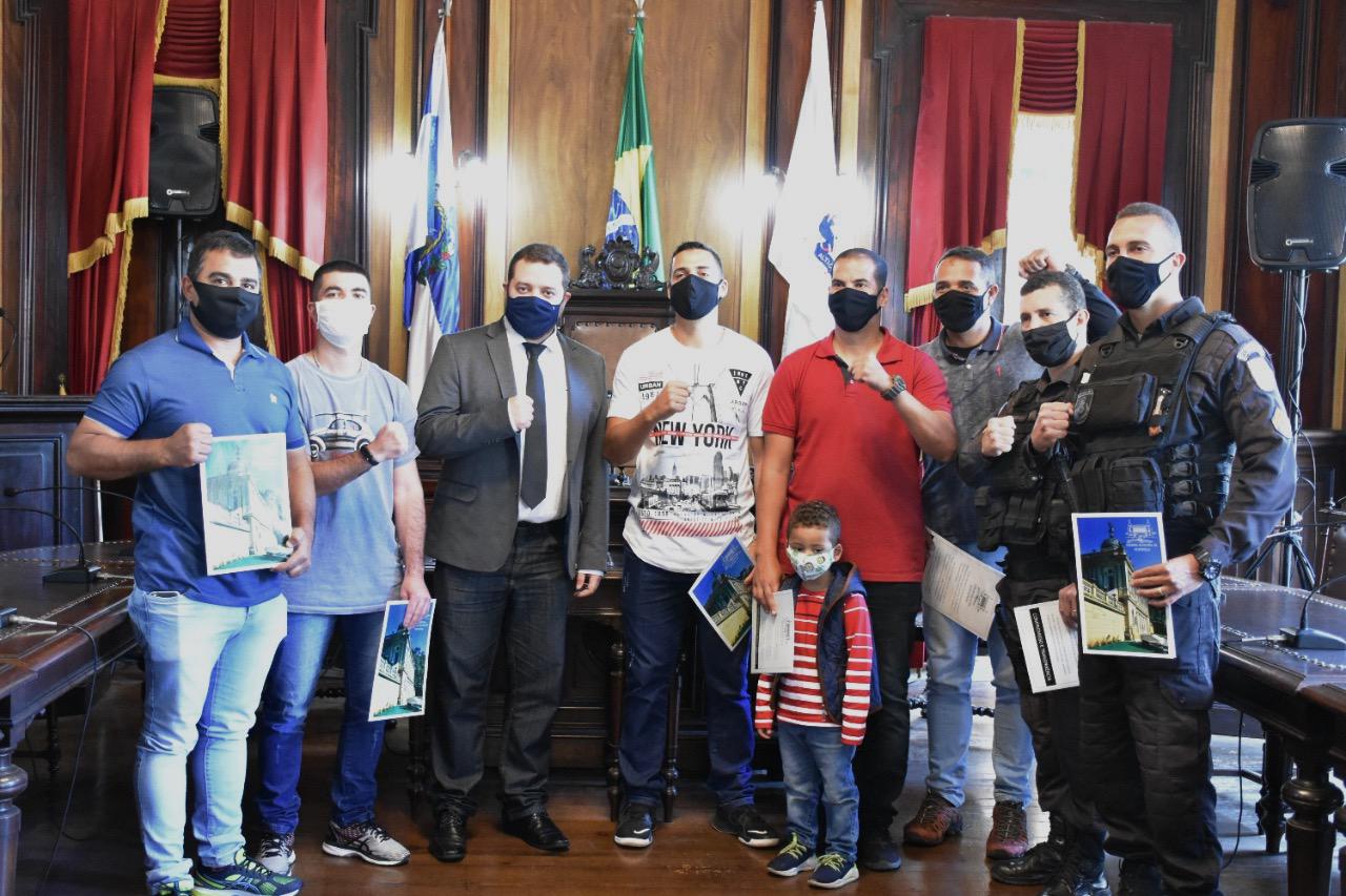 Vereador Octavio Sampaio homenageia policiais que desarticularam quadrilha especializada em assaltos a joalherias em Petrópolis