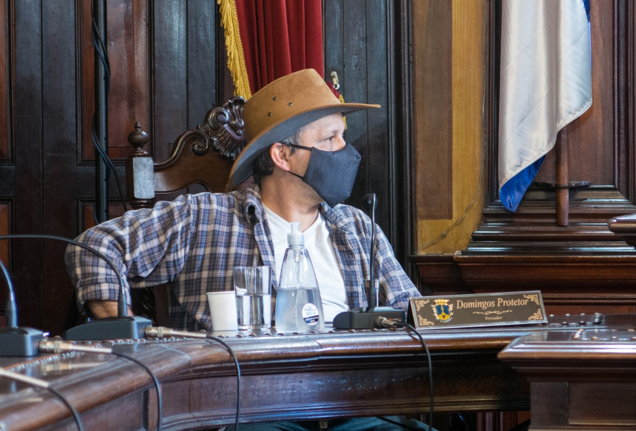 Vereador protocola projeto de lei que determina a instalação de redes de proteção para crianças e animais